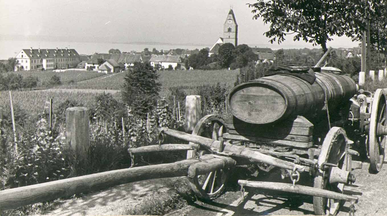 Historische Bild von einem Holzkarren mit großem Weinfass