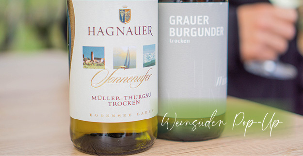 2 Flaschen vom Weingut Weber und vom Hagnauer Winzerverein stehen auf einem Tisch
