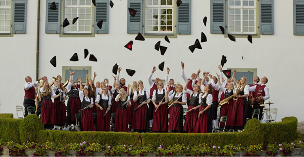 Musikkapelle Hagnau vor dem Rathaus und wirft die Hüte in die Luft